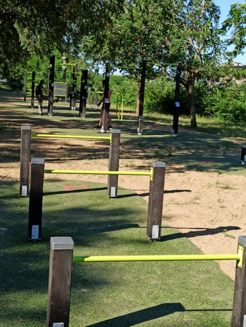 euroform w - Lappset - Sportgeräte - Fitnessgeräte entlang des Flusses - Calisthenics Anlage in öffentlichem Park - street workout entlang der Fahrradstrecke