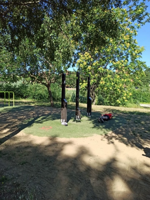 euroform w - Lappset - Sportgeräte - Fitnessgeräte entlang des Flusses - Calisthenics Anlage in öffentlichem Park - street workout entlang der Fahrradstrecke
