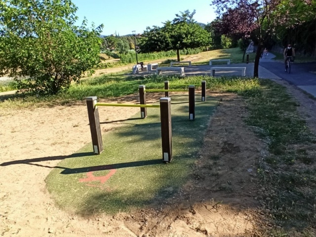 euroform w - Lappset - Sportgeräte - Fitnessgeräte entlang des Flusses - Calisthenics Anlage in öffentlichem Park - street workout entlang der Fahrradstrecke