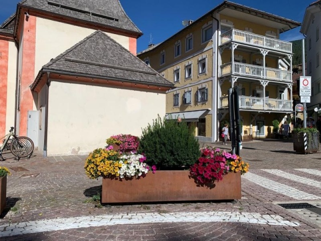 euroform w - Stadtmobiliar - Pflanzschale Metall  vor Geschäft - Abgrenzung mit Pflanzschale - städtische Blumenbeete