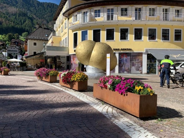 euroform w - urban furniture - Metal planter in front of shop - pollard with planter - urban flowerbeds