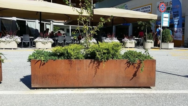 euroform w - urban furniture - Metal planter in front of shop - pollard with planter - urban flowerbeds