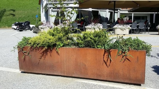 euroform w - arredo urbano -  Fioriera in metallo davanti al negozio - transenna con fioriera - aiuole urbane