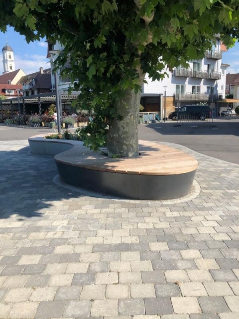 euroform w - urban furniture - custom-made - Organic bench around tree - big planter by the lake - seating island on public square on promenade