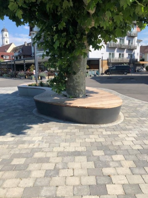 euroform w - Stadtmobiliar - Sonderlösung - organische Bank um Baum herum - Hochbeet am See - Sitzinsel auf öffentlichem Platz an Promenade