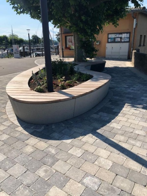 euroform w - Stadtmobiliar - Sonderlösung - organische Bank um Baum herum - Hochbeet am See - Sitzinsel auf öffentlichem Platz an Promenade