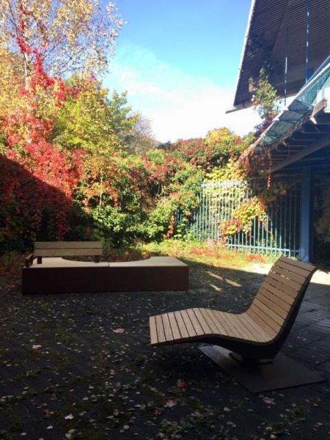 euroform w - Stadtmobiliar - Liege auf öffentlichem Platz - Chaise longue im Innenhof - Lounger für draußen - Panorama