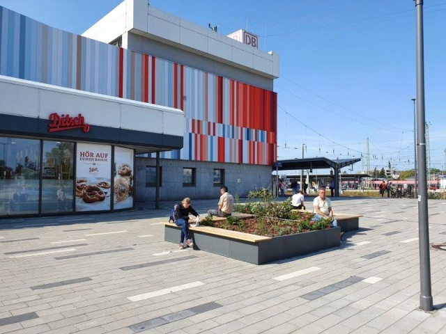 euroform w - sustainable urban furniture - park bench - Modular bench on the forecourt of Cottbus main station - seating island in an urban environment - sustainable street furniture for open spaces - custommade seating