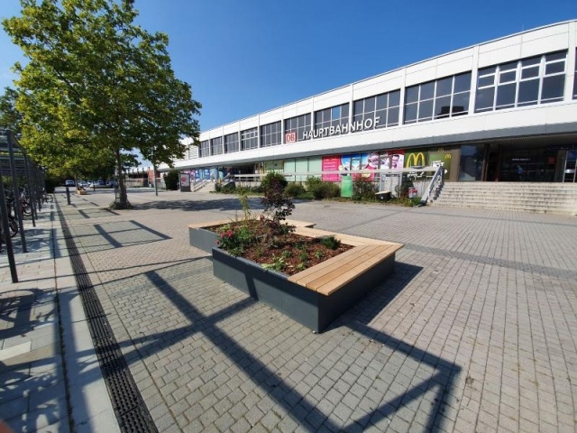 euroform w - arredo urbano sostenibile - panchina seduta legno - panchina modulare sul piazzale della stazione centrale di Cottbus - isola di seduta in un ambiente urbano - arredamento sostenibile per spazi pubblici - seduta personalizzata