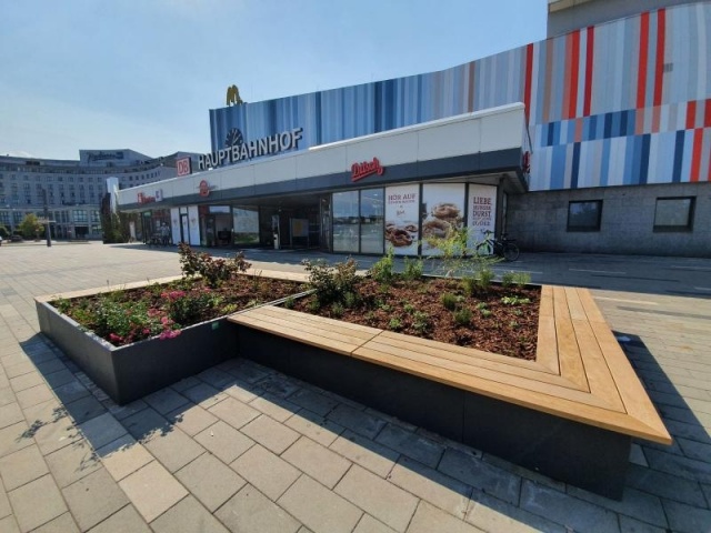 euroform w - arredo urbano sostenibile - panchina seduta legno - panchina modulare sul piazzale della stazione centrale di Cottbus - isola di seduta in un ambiente urbano - arredamento sostenibile per spazi pubblici - seduta personalizzata