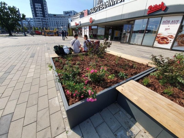 euroform w - sustainable urban furniture - park bench - Modular bench on the forecourt of Cottbus main station - seating island in an urban environment - sustainable street furniture for open spaces - custommade seating