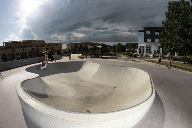 euroform w - Stadtmobiliar - Skatepark - Skatepark mit Pool, Rail und Curbs aus Beton - Iou ramps Italien - Skatepark Beton mit Drohne fotografiert - Skatepark in städtischer Umgebung