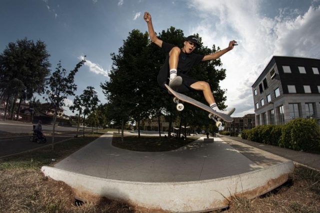 euroform w - Stadtmobiliar - Skatepark - Skatepark mit Pool, Rail und Curbs aus Beton - Iou ramps Italien - Skatepark Beton mit Drohne fotografiert - Skatepark in städtischer Umgebung