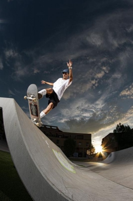 euroform w - Stadtmobiliar - Skatepark - Skatepark mit Pool, Rail und Curbs aus Beton - Iou ramps Italien - Skatepark Beton mit Drohne fotografiert - Skatepark in städtischer Umgebung