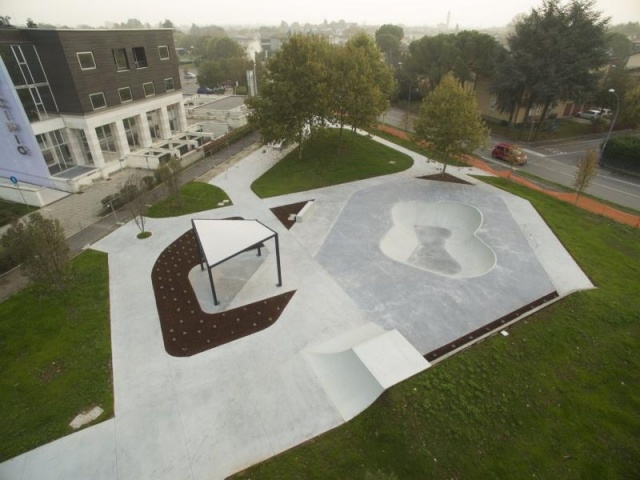 euroform w - Stadtmobiliar - Skatepark - Skatepark mit Pool, Rail und Curbs aus Beton - Iou ramps Italien - Skatepark Beton mit Drohne fotografiert - Skatepark in städtischer Umgebung