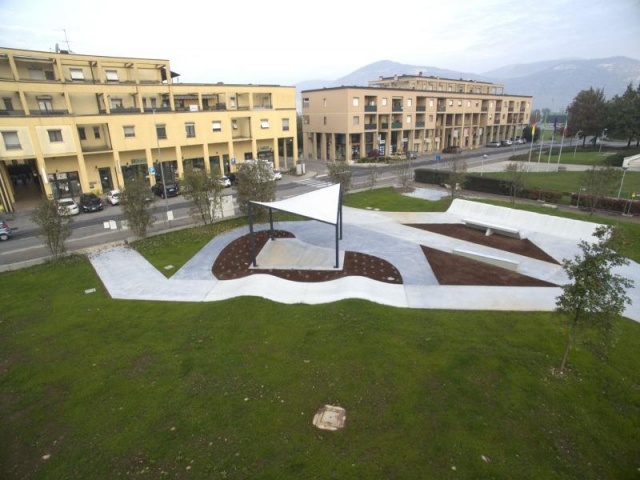 euroform w - arredo urbano - Skatepark - Iou ramps Italia - Skatepark con pool, rail e curbs in cemento - Skatepark in cemento fotografato con drone - Skatepark in ambiente urbano
