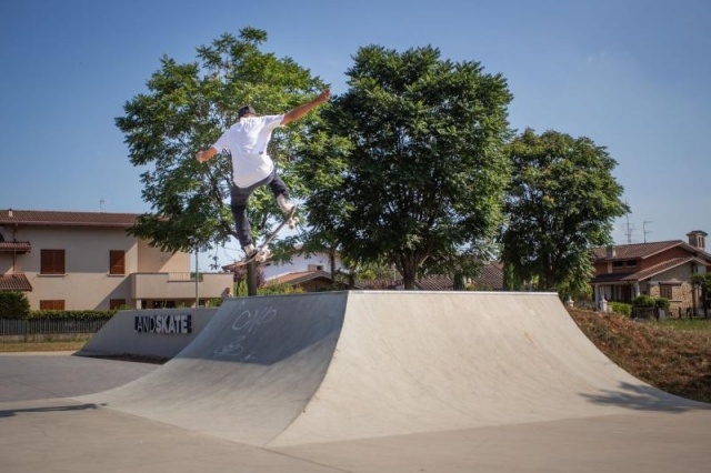 euroform w - arredo urbano - Skatepark - Iou ramps Italia - Skatepark con pool, rail e curbs in cemento - Skatepark in cemento fotografato con drone - Skatepark in ambiente urbano - Skatepark Mazzano