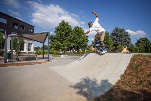 euroform w - Stadtmobiliar - Skatepark - Skatepark mit Pool, Rail und Curbs aus Beton - Iou ramps Italien - Skatepark Beton mit Drohne fotografiert - Skatepark in städtischer Umgebung