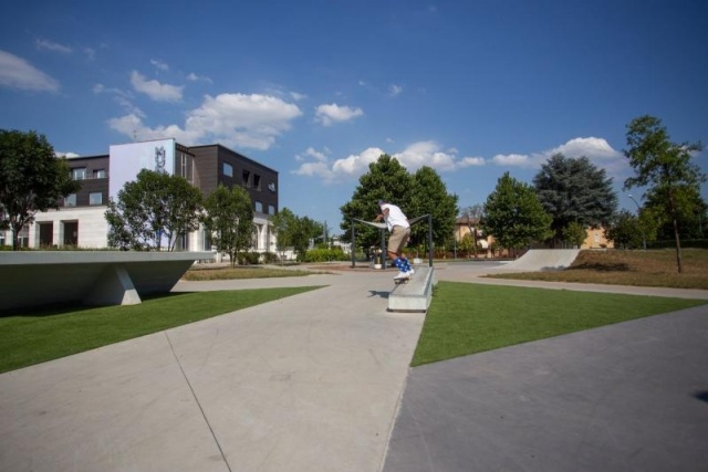 euroform w - arredo urbano - Skatepark - Iou ramps Italia - Skatepark con pool, rail e curbs in cemento - Skatepark in cemento fotografato con drone - Skatepark in ambiente urbano - Skatepark Mazzano