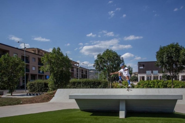 euroform w - Stadtmobiliar - Skatepark - Skatepark mit Pool, Rail und Curbs aus Beton - Iou ramps Italien - Skatepark Beton mit Drohne fotografiert - Skatepark in städtischer Umgebung