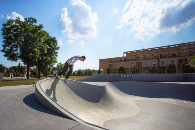 euroform w - arredo urbano - Skatepark - Iou ramps Italia - Skatepark con pool, rail e curbs in cemento - Skatepark in cemento fotografato con drone - Skatepark in ambiente urbano - Skatepark Mazzano