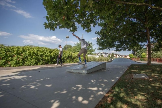 euroform w - Stadtmobiliar - Skatepark - Skatepark mit Pool, Rail und Curbs aus Beton - Iou ramps Italien - Skatepark Beton mit Drohne fotografiert - Skatepark in städtischer Umgebung