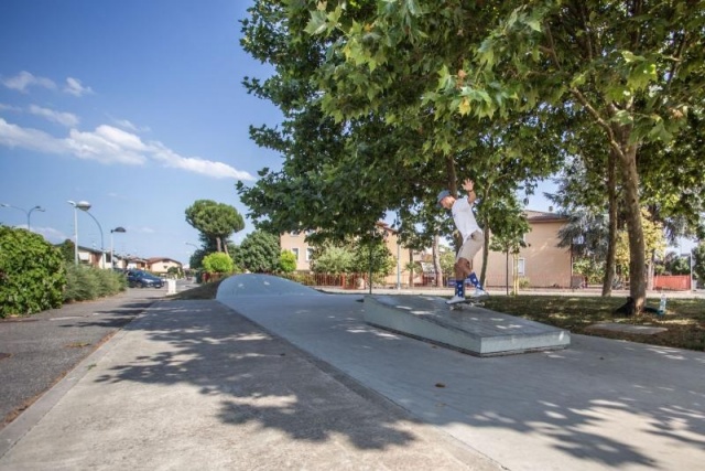 euroform w - Stadtmobiliar - Skatepark - Skatepark mit Pool, Rail und Curbs aus Beton - Iou ramps Italien - Skatepark Beton mit Drohne fotografiert - Skatepark in städtischer Umgebung