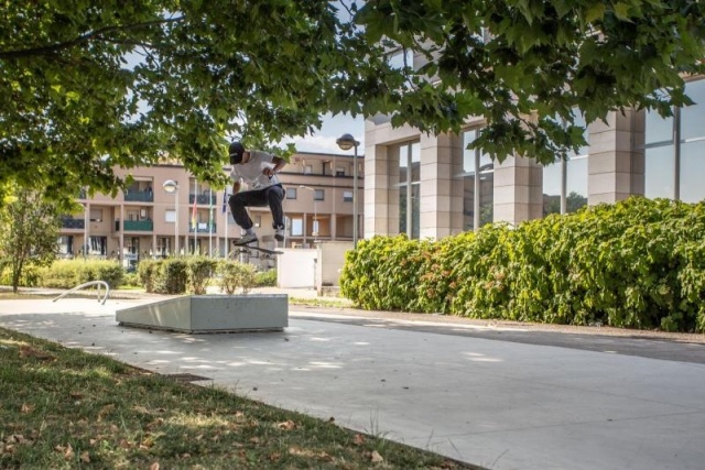 euroform w - Stadtmobiliar - Skatepark - Skatepark mit Pool, Rail und Curbs aus Beton - Iou ramps Italien - Skatepark Beton mit Drohne fotografiert - Skatepark in städtischer Umgebung