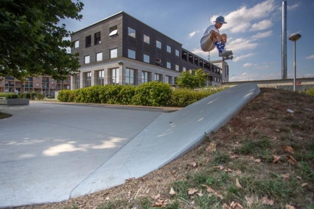 euroform w - Stadtmobiliar - Skatepark - Skatepark mit Pool, Rail und Curbs aus Beton - Iou ramps Italien - Skatepark Beton mit Drohne fotografiert - Skatepark in städtischer Umgebung