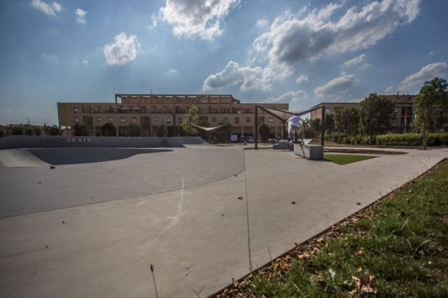 euroform w - Stadtmobiliar - Skatepark - Skatepark mit Pool, Rail und Curbs aus Beton - Iou ramps Italien - Skatepark Beton mit Drohne fotografiert - Skatepark in städtischer Umgebung