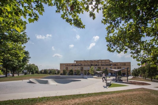 euroform w - arredo urbano - Skatepark - Iou ramps Italia - Skatepark con pool, rail e curbs in cemento - Skatepark in cemento fotografato con drone - Skatepark in ambiente urbano - Skatepark Mazzano