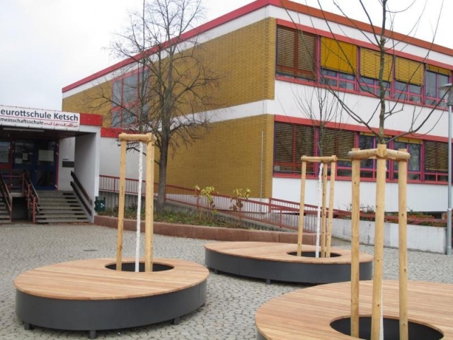 euroform w - Stadtmobiliar - Parkbank Holz - modulares Hochbeet in Innenhof - Sitzinsel in Schulhof - nachhaltige Sitzmöbel