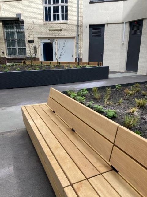 euroform w - street furniture - Bench Isola made of wood in courtyard in Berlin - Bench with planter in Berlin - wooden park bench with planter