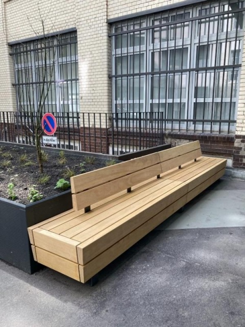 euroform w - street furniture - Bench Isola made of wood in courtyard in Berlin - Bench with planter in Berlin - wooden park bench with planter