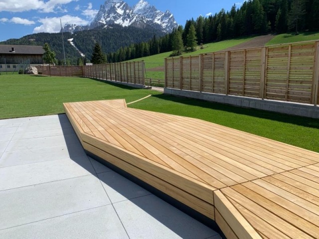 euroform w - Stadtmobiliar - Bank Isola aus Holz im Freibad Sexten mit Blick auf Dolomiten - Sitzbank in Freibad Sexten - Parkbank aus Holz mit Blick auf Dolomiten