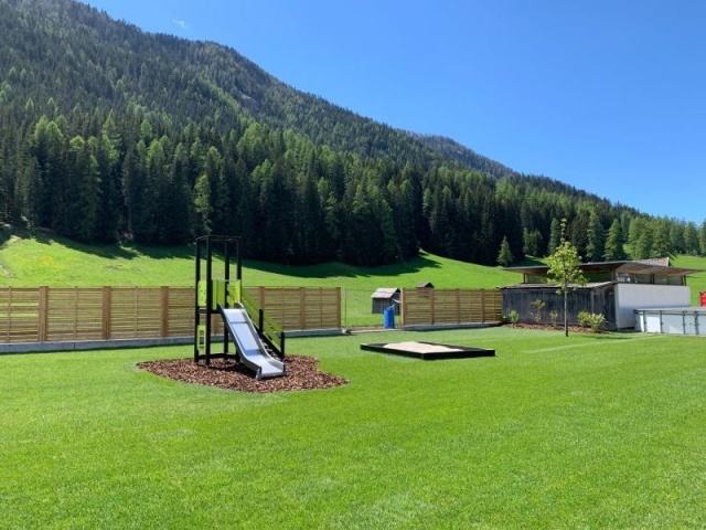 euroform w - Stadtmobiliar - Spielplatz in Freibad Sexten mit Blick auf Dolomiten