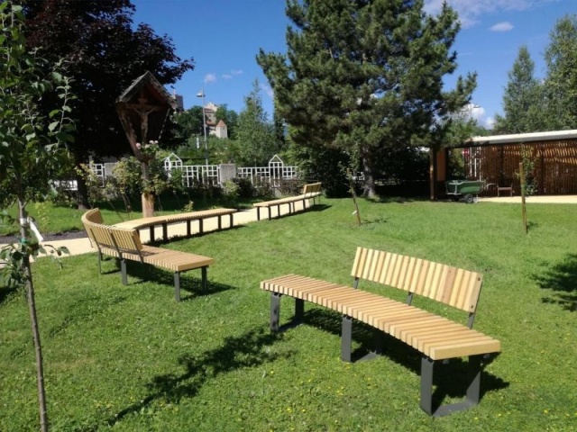 euroform w - Stadtmobiliar - Rundbank aus Holz im Garten des Altersheims - Sitzbank in Altersheim Bruneck - Parkbank aus Holz mit Blick auf Schloss Bruneck