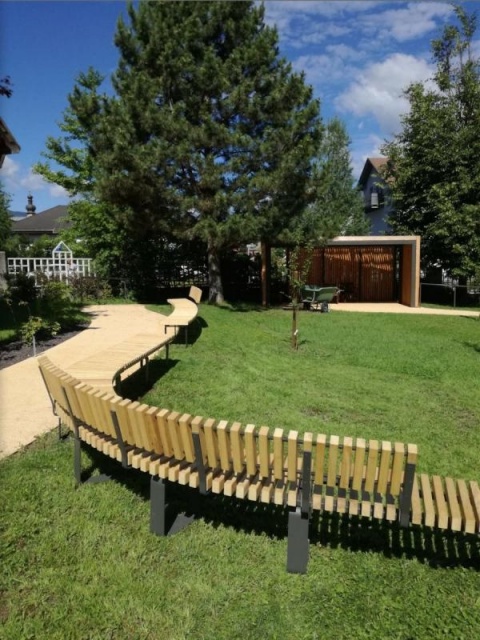 euroform w - Stadtmobiliar - Rundbank aus Holz im Garten des Altersheims - Sitzbank in Altersheim Bruneck - Parkbank aus Holz mit Blick auf Schloss Bruneck