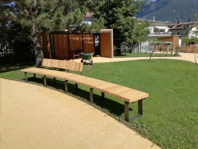 euroform w - Stadtmobiliar - Rundbank aus Holz im Garten des Altersheims - Sitzbank in Altersheim Bruneck - Parkbank aus Holz mit Blick auf Schloss Bruneck