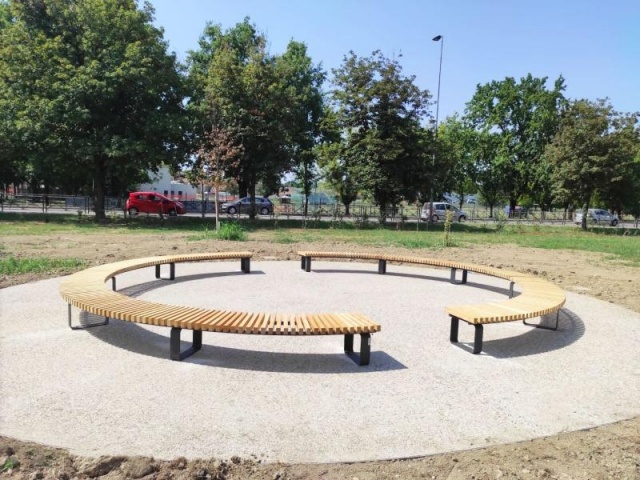 euroform w - arredo urbano - panchina circolare in legno in parco pubblico in Italia - panchina in legno sostenibile certificata FSC - panchina in legno per parco pubblico in città