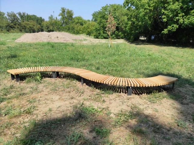 euroform w - street furniture - wooden circular bench in public park in Italy - bench made of sustainable wood FSC certified - wooden park bench for open spaces