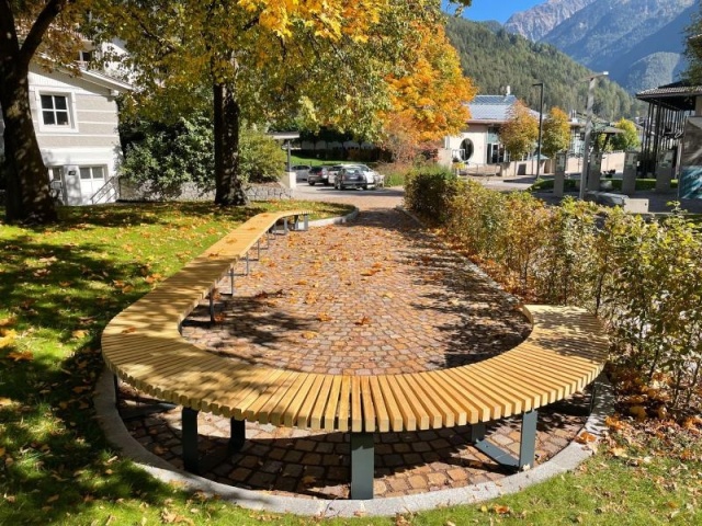 euroform w - Stadtmobiliar - Rundbank aus Holz bei Tourismusbüro Brixen - Sitzbank in Altstadt Brixen - Parkbank aus Holz im Stadtzentrum Brixen