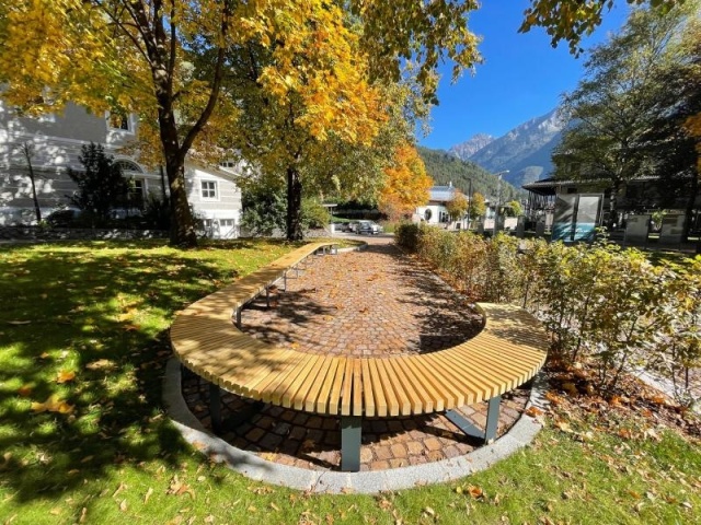 euroform w - Stadtmobiliar - Rundbank aus Holz bei Tourismusbüro Brixen - Sitzbank in Altstadt Brixen - Parkbank aus Holz im Stadtzentrum Brixen