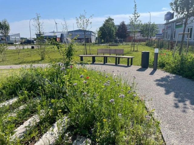 euroform w - street furniture - wooden circular bench in public park in Italy - bench made of sustainable wood FSC certified - wooden park bench for open spaces