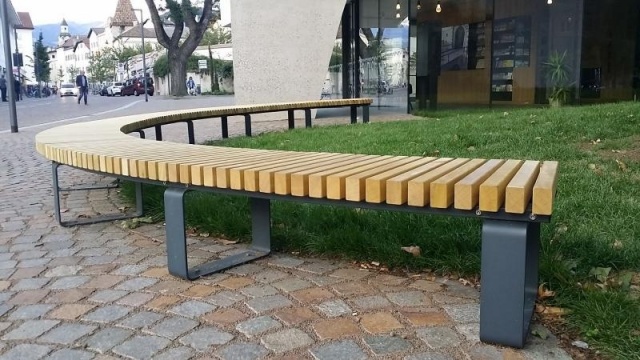 euroform w - Street furniture - Wooden circular bench at Bressanone Tourist Office - Bench in Bressanone Old Town - Wooden park bench in Bressanone City Centre