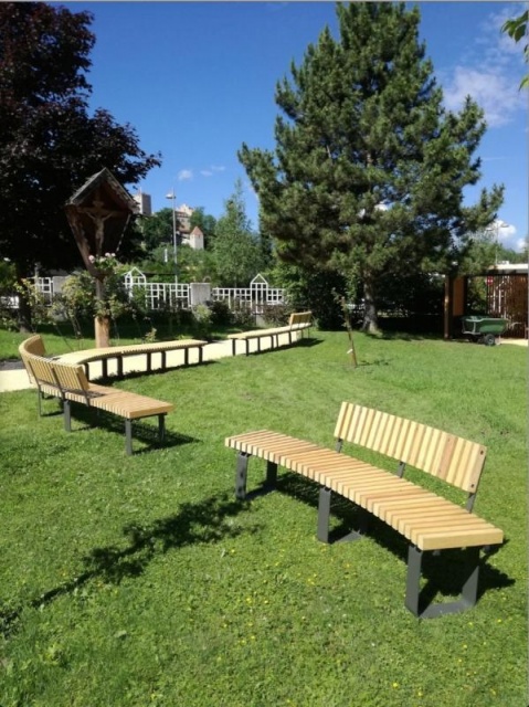 euroform w - Stadtmobiliar - Rundbank aus Holz im Garten des Altersheims - Sitzbank in Altersheim Bruneck - Parkbank aus Holz mit Blick auf Schloss Bruneck