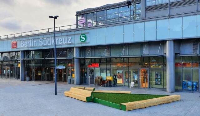 euroform w - arredo urbano sostenibile - panchina seduta legno - panchina modulare sul piazzale della stazione centrale di Berlino Südkreuz - isola di seduta in un ambiente urbano - arredamento sostenibile per spazi pubblici - seduta personalizzata