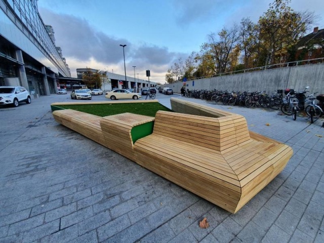 euroform w - nachhaltiges Stadtmobiliar - Parkbank Holz - modulare Sitzbank auf Vorplatz vom Bahnhof Berlin Südkreuz - Sitzinsel in städtischer Umgebung - nachhaltige Sitzmöbel für den Freiraum