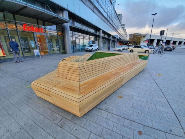 euroform w - nachhaltiges Stadtmobiliar - Parkbank Holz - modulare Sitzbank auf Vorplatz vom Bahnhof Berlin Südkreuz - Sitzinsel in städtischer Umgebung - nachhaltige Sitzmöbel für den Freiraum