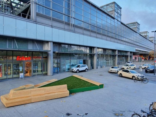 euroform w - nachhaltiges Stadtmobiliar - Parkbank Holz - modulare Sitzbank auf Vorplatz vom Bahnhof Berlin Südkreuz - Sitzinsel in städtischer Umgebung - nachhaltige Sitzmöbel für den Freiraum